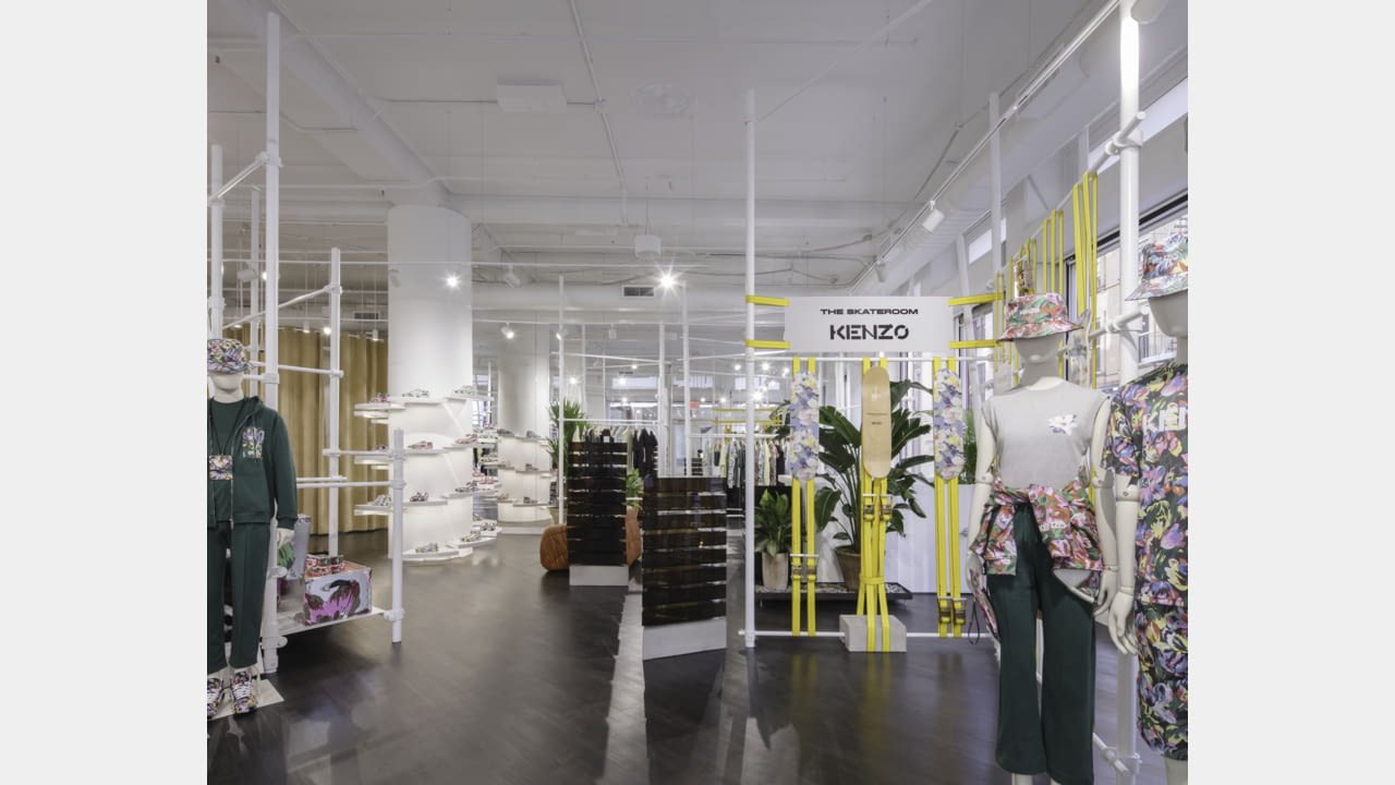 Agencement boutique Kenzo Paris en mobilier Plexiglas sur mesure