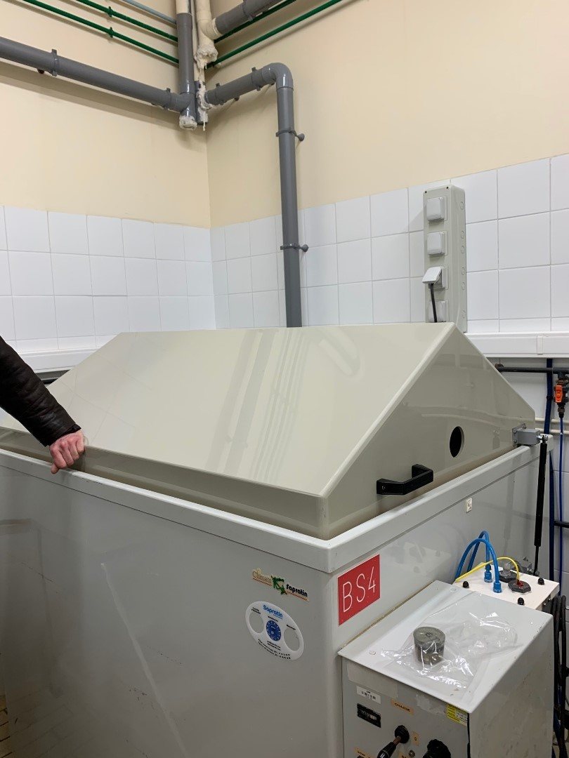Panneau de protection technique en PMMA pour local bâtiment