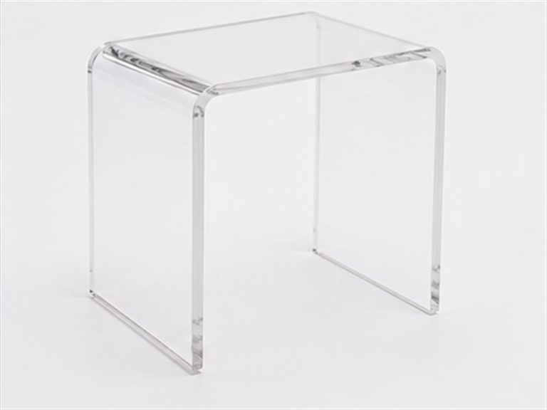 Petite table basse minimaliste en plexiglas transparent