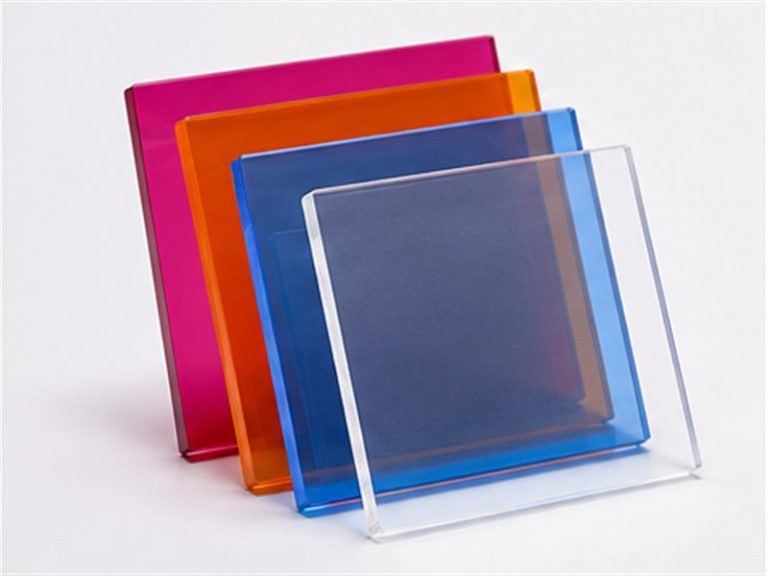 Empilement de plaques de plexiglas colore, transparent, bleu, orange, magenta