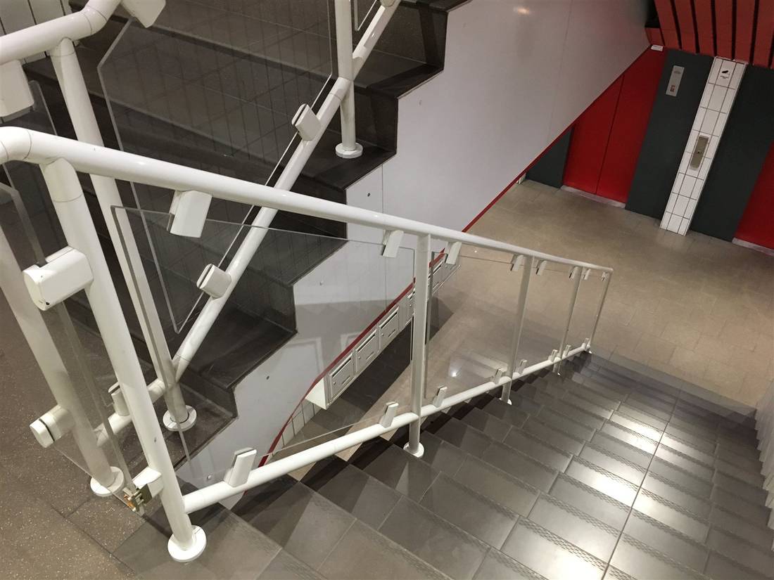 Garde-corps et rampe d'escalier en Plexiglas et inox sur mesure