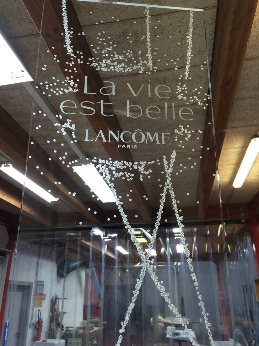 Gravure vitrine Lancôme, signalétique boutique sur mesure