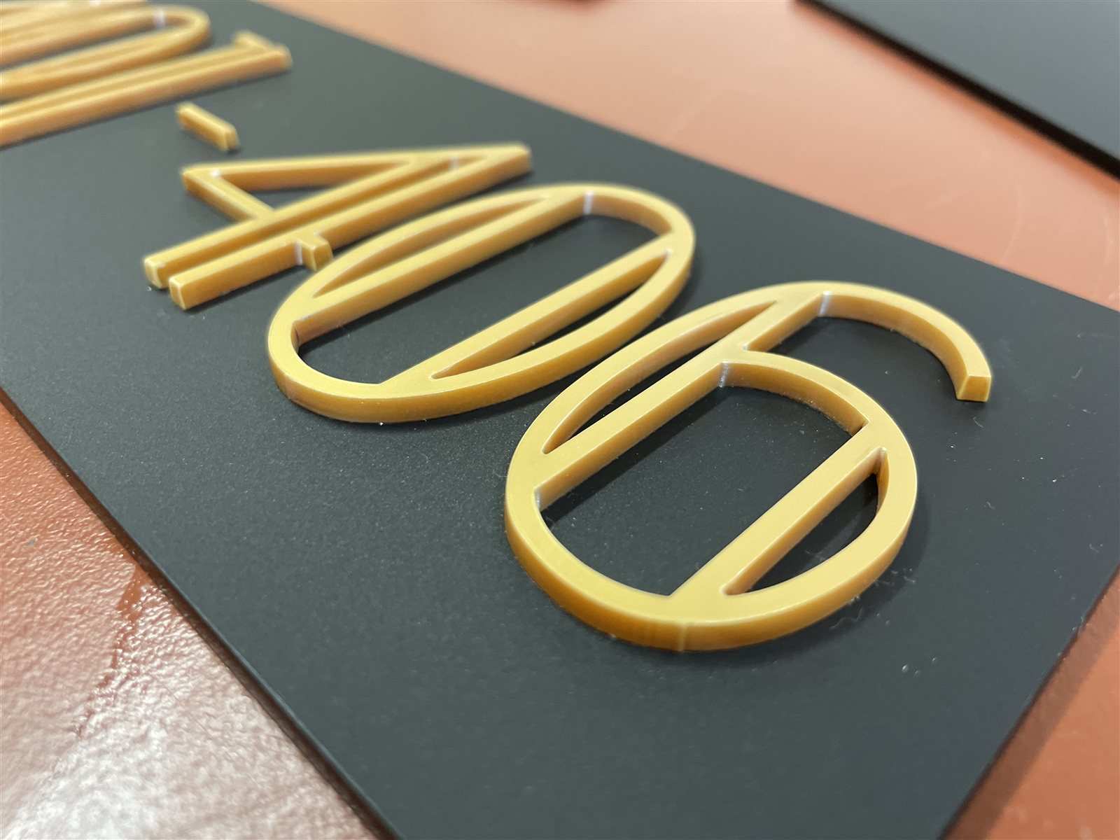 Plaque signalétique gravée laser avec numérotation sur mesure