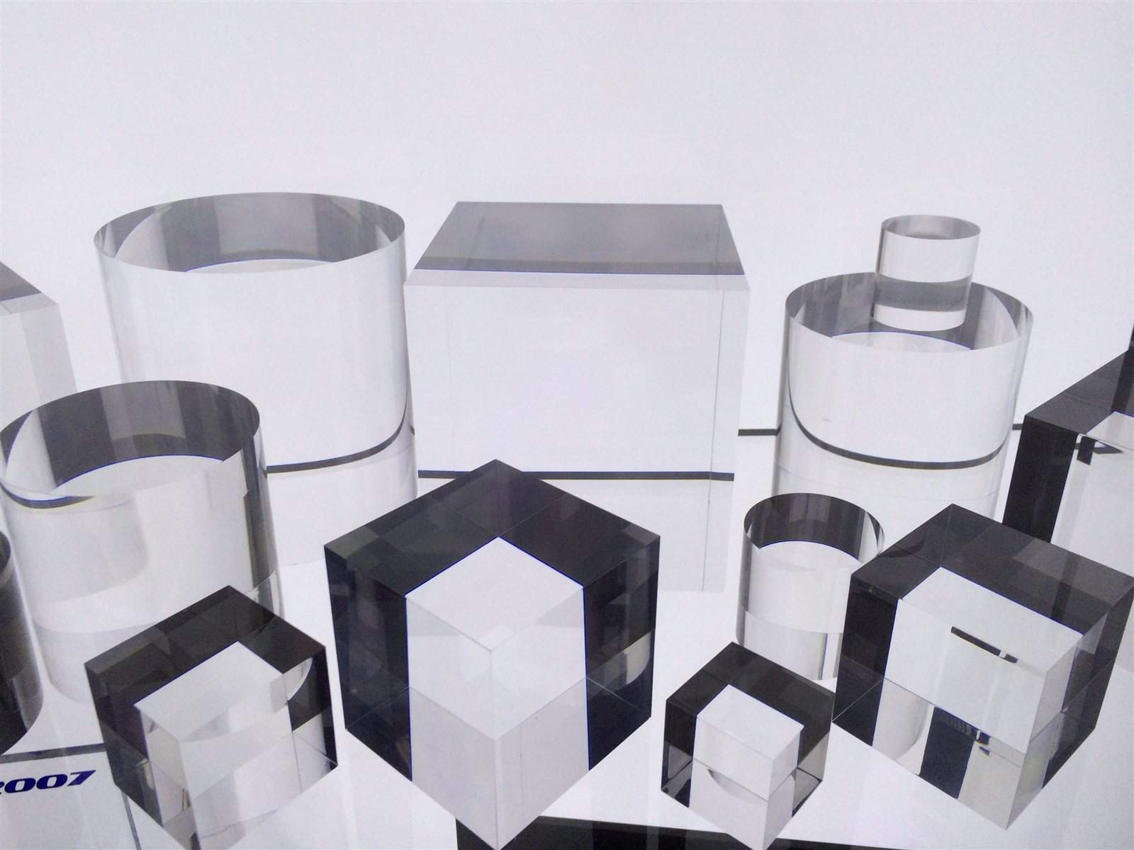 Podiums et plots en Plexiglas® sur mesure pour mise en valeur produit
