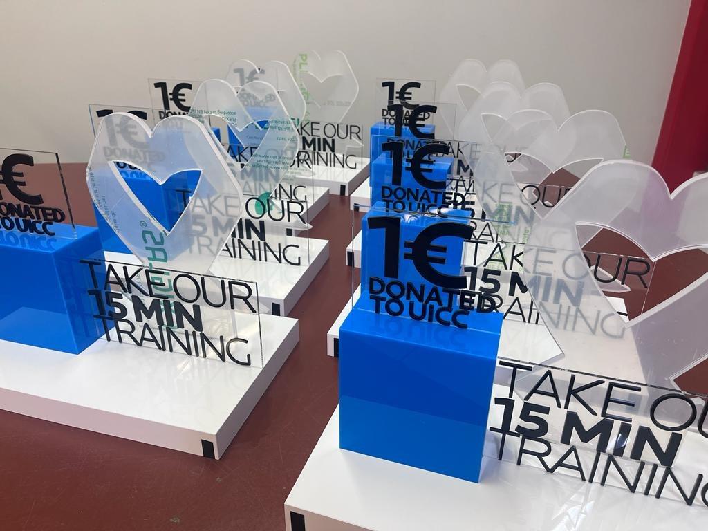 Signalétique événementielle en Plexiglas sur mesure