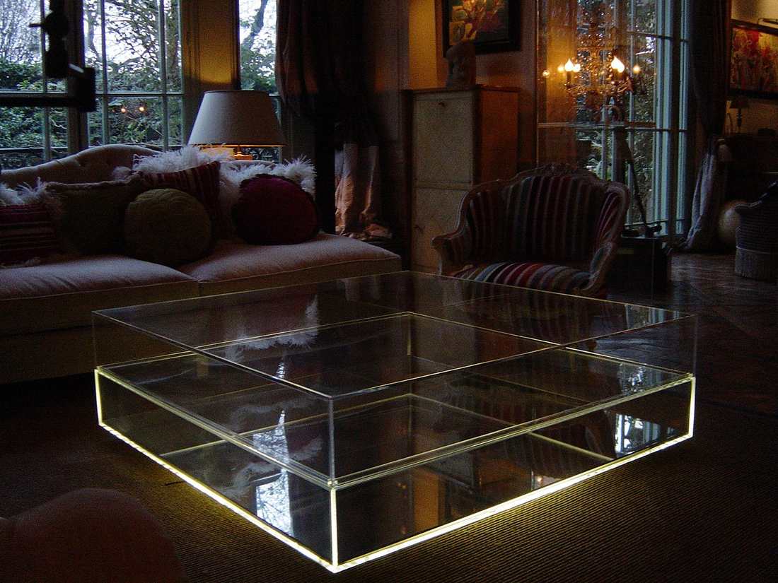 Table basse Plexiglas avec fond miroir et LED intégrée