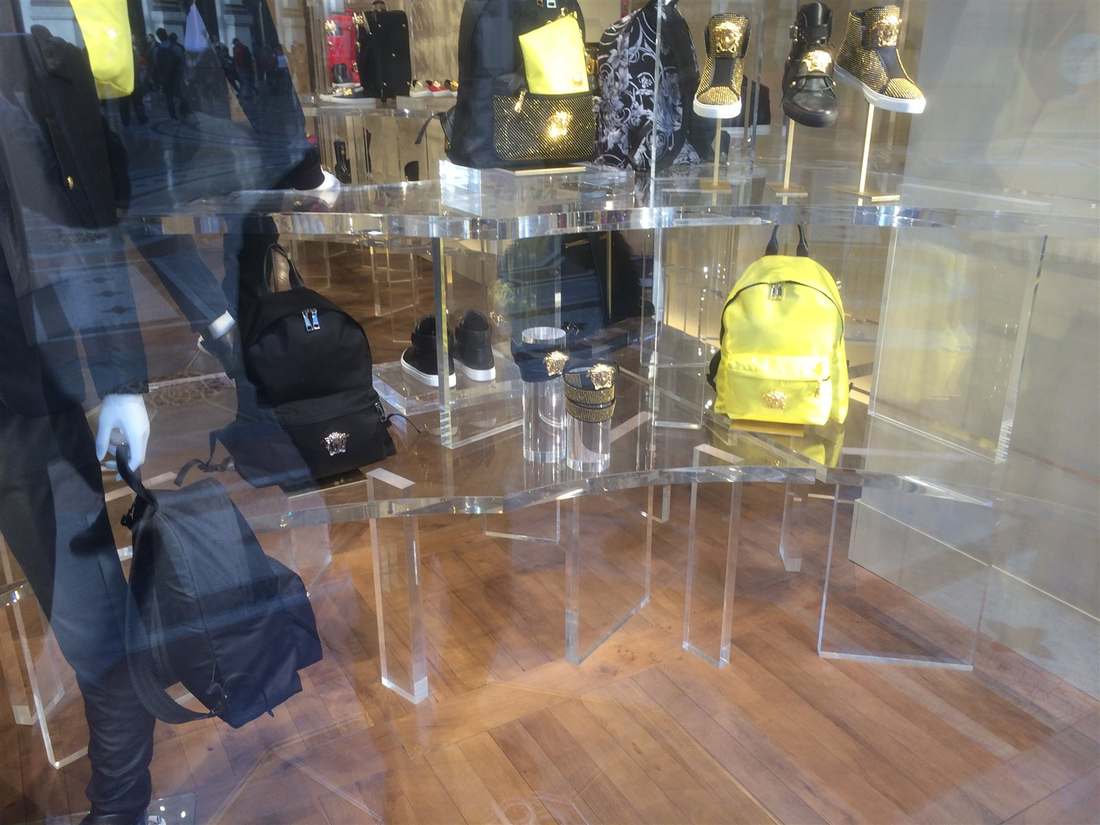 Vitrine de boutique en Plexiglas sur mesure